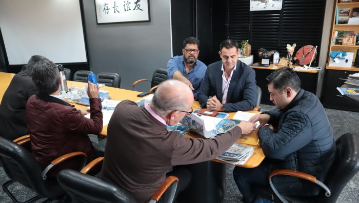 Prefeito reforça cobrança à Sabesp para fechar poços de obra na SP-66 até dezembro