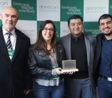 Suzano é homenageada por política de combate ao descarte irregular de entulho