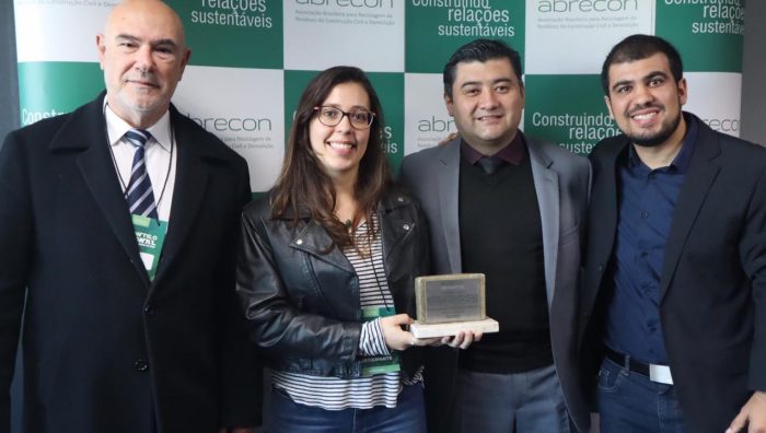 Suzano é homenageada por política de combate ao descarte irregular de entulho