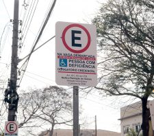 Mais de 150 placas de vagas especiais de estacionamento começam a ser trocadas