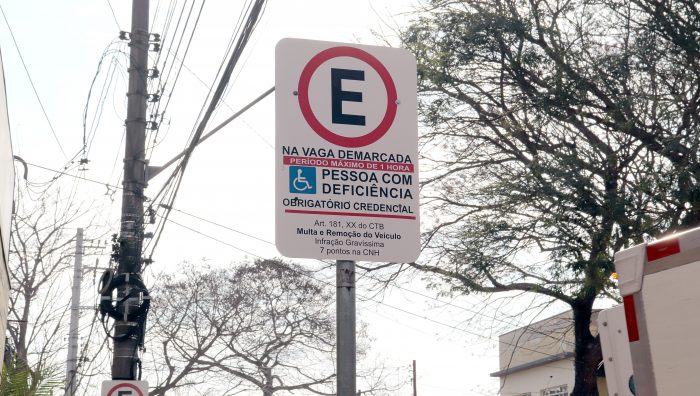 Mais de 150 placas de vagas especiais de estacionamento começam a ser trocadas