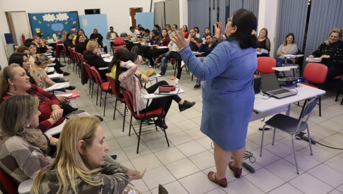 Professores de Suzano participam de curso pedagógico sobre surdocegueira