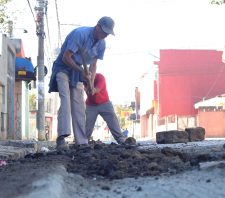 Obras na rua Turmalina são retomadas após reparos nas redes de água e esgoto