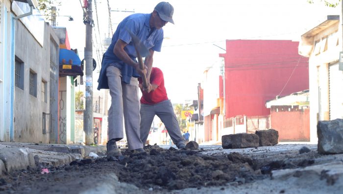 Obras na rua Turmalina são retomadas após reparos nas redes de água e esgoto