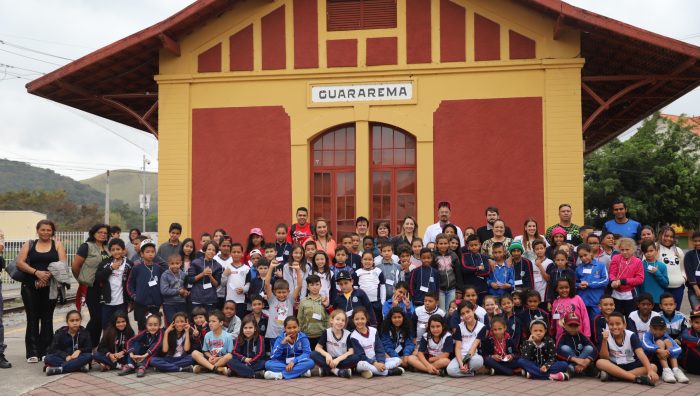 Suzano leva mais de 200 crianças para passeio de Maria-Fumaça