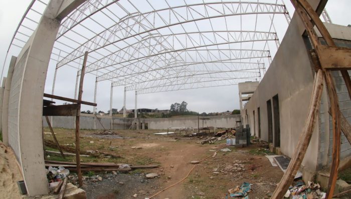 Instalação de estrutura para cobertura é concluída no Centro de Iniciação ao Esporte