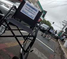 Ação conscientiza sobre uso de vagas especiais de estacionamento no centro