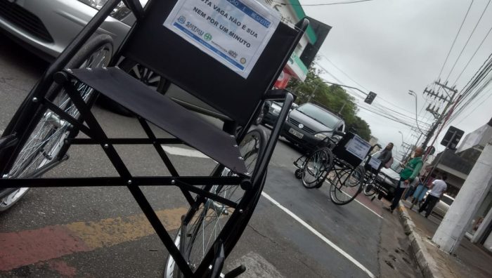 Ação conscientiza sobre uso de vagas especiais de estacionamento no centro