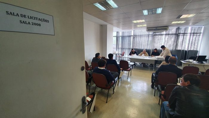 Prefeito de Suzano acompanha licitação para obras na estrada da Duchen