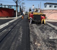 Aplicação de novo asfalto na rua Turmalina chega ao fim nesta terça-feira