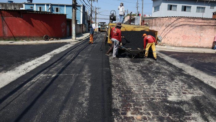 Aplicação de novo asfalto na rua Turmalina chega ao fim nesta terça-feira