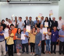 Moradores da Vila Monte Sion recebem títulos de regularização fundiária
