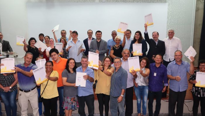 Moradores da Vila Monte Sion recebem títulos de regularização fundiária