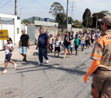 Crianças participam de caminhada de conscientização sobre leis de trânsito