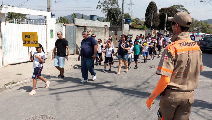 Crianças participam de caminhada de conscientização sobre leis de trânsito