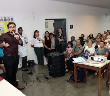 Evento orienta público idoso sobre saúde auditiva e qualidade do sono