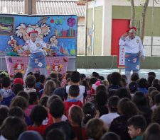 Diretor de entidade espanhola parceira de Suzano prestigia apresentação em escola