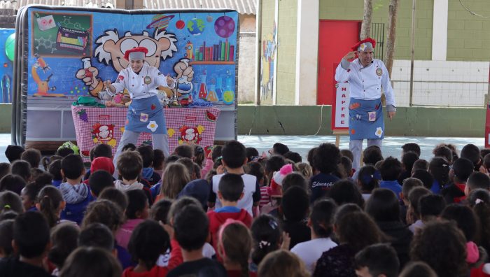 Diretor de entidade espanhola parceira de Suzano prestigia apresentação em escola