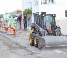 Manutenção asfáltica é iniciada na rua Caboclos