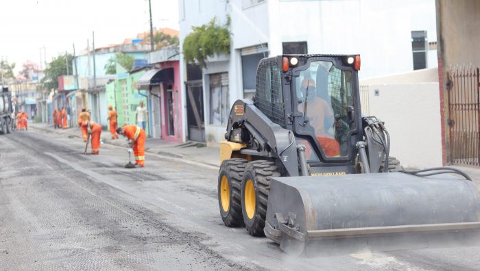 Manutenção asfáltica é iniciada na rua Caboclos