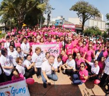 Caminhada reforça conscientização sobre saúde da mulher