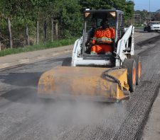 Prefeito de Suzano acompanha fresagem na Marginal do Una