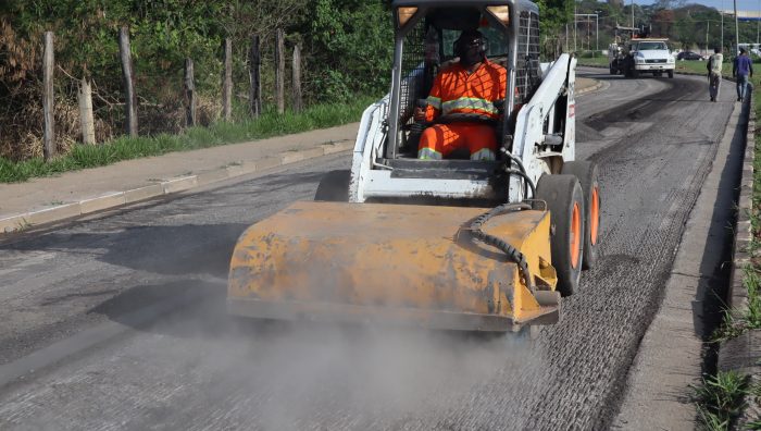 Prefeito de Suzano acompanha fresagem na Marginal do Una