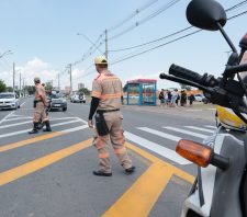 Agentes de trânsito auxiliam travessia na avenida Mogi das Cruzes