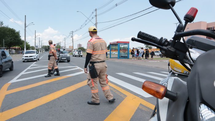 Agentes de trânsito auxiliam travessia na avenida Mogi das Cruzes