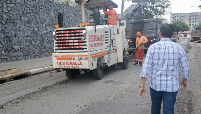Rua Rui Barbosa recebe serviços de manutenção asfáltica