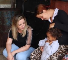 Primeira-dama entrega kits às gestantes por meio do projeto Cegonha da Solidariedade