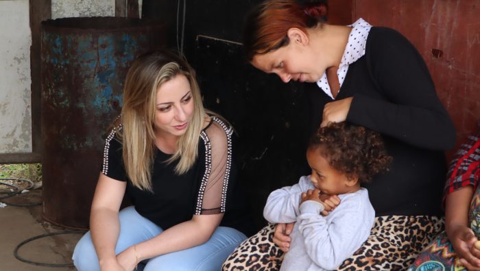 Primeira-dama entrega kits às gestantes por meio do projeto Cegonha da Solidariedade