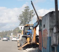 Fiscais acompanham retirada de comércio irregular na avenida Jorge Bei Maluf