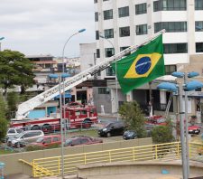 Prefeito e secretários municipais são homenageados pelo Corpo de Bombeiros