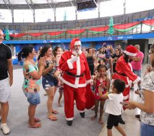Mega Natal Artesanal é marcado pela chegada do Papai Noel e apresentações