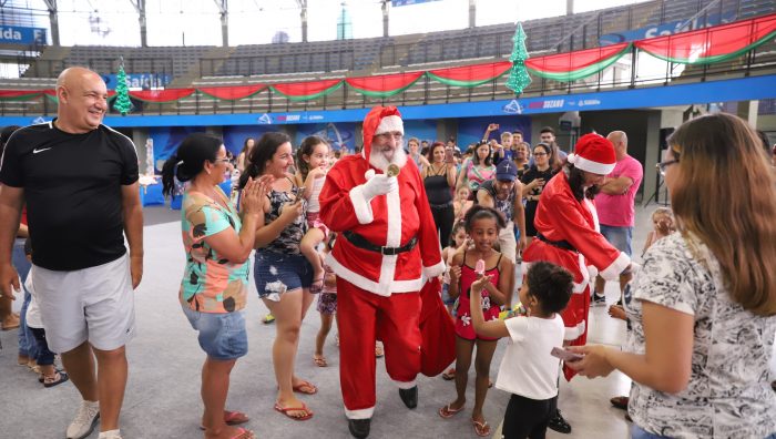 Mega Natal Artesanal é marcado pela chegada do Papai Noel e apresentações