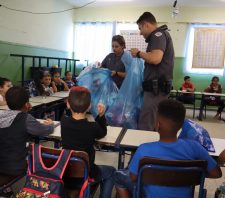 Alunos de escola do Jardim Amazonas recebem presentes da Polícia Militar