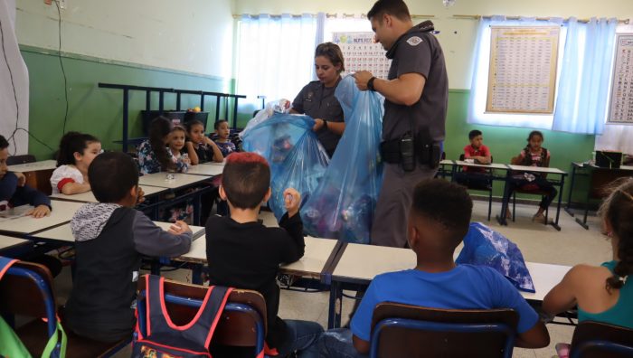 Alunos de escola do Jardim Amazonas recebem presentes da Polícia Militar