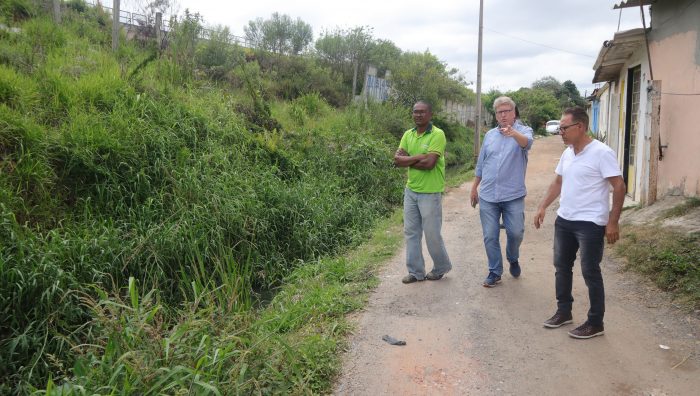 Córrego e sistema de drenagem do Jardim Belém passam por vistoria