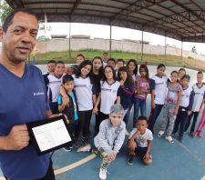 Professor recebe prêmio por projeto de estímulo à leitura em escola municipal