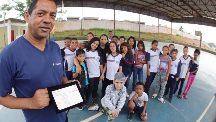 Professor recebe prêmio por projeto de estímulo à leitura em escola municipal