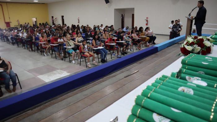 Solenidade oficializa formatura de 250 bolsistas da Frente de Trabalho em cursos de capacitação