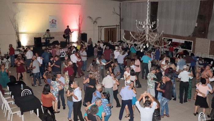 Baile da Melhor Idade arrecada mais de 400 fraldas geriátricas