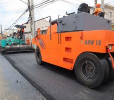 Rua Caboclos recebe aplicação de massa asfáltica