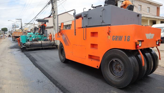 Rua Caboclos recebe aplicação de massa asfáltica
