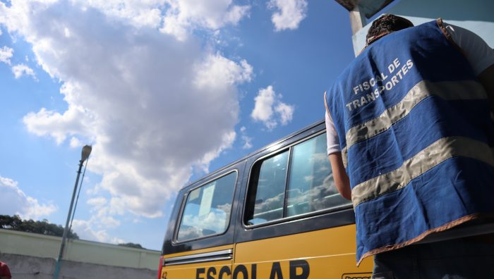 Veículos de transporte escolar passam por vistoria
