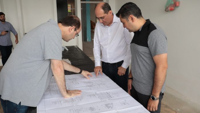 Prefeito e secretário estadual de Educação vistoriam obras em escolas de Suzano