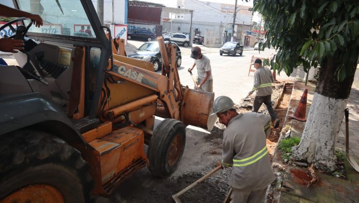 Rua Baruel começa a passar por manutenção asfáltica