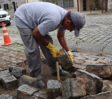 Trabalhos de realinhamento de paralelepípedos ocorrem no Jardim Imperador