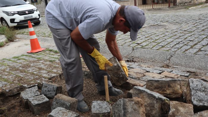 Trabalhos de realinhamento de paralelepípedos ocorrem no Jardim Imperador